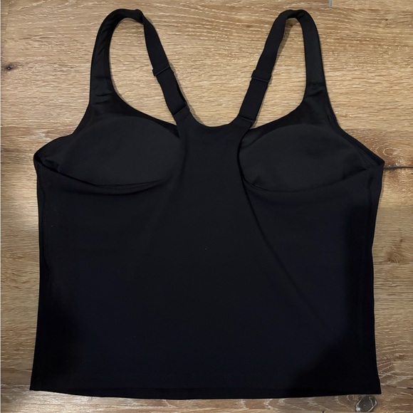 Vuori Dynamic Tank Top High Performance Support in Black - Picture 6 of 8